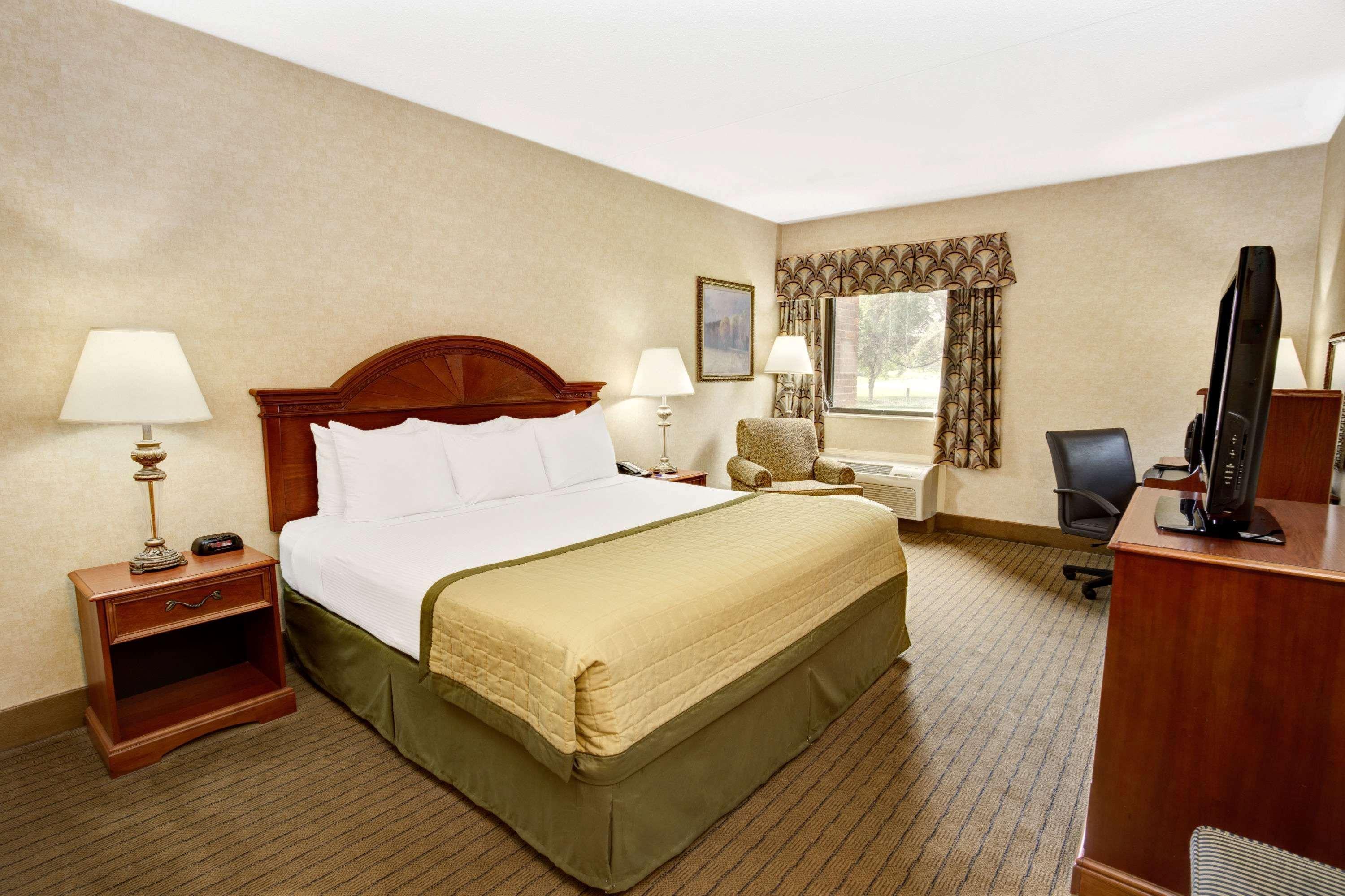 Baymont By Wyndham Indianapolis West Hotel Exterior photo