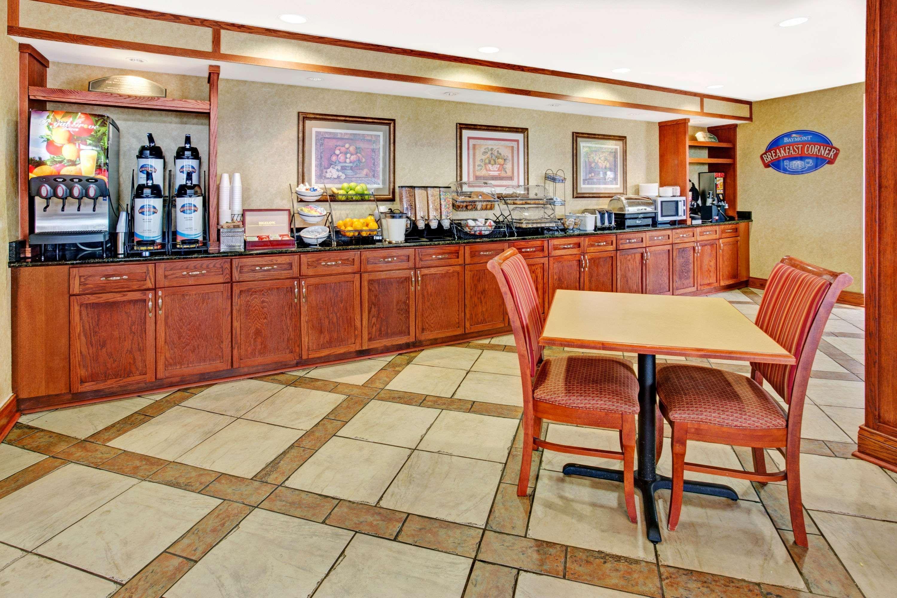 Baymont By Wyndham Indianapolis West Hotel Exterior photo